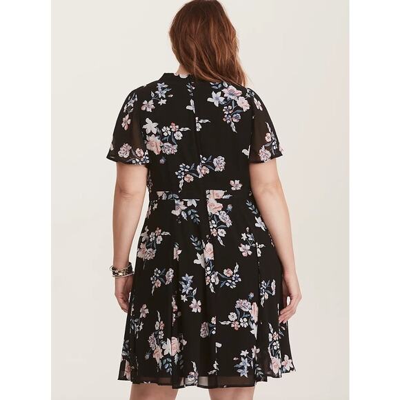 New Torrid Floral Chiffon Skater Dress Black Back Zip Flutter Sleeve Sz 16 - Picture 3 of 10